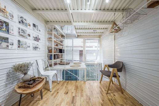 10平垂直辦公空間設(shè)計(jì)：木、混凝土與金屬白